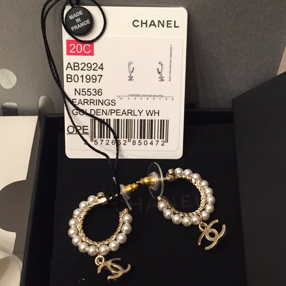 BNWT Authentic CHANEL Charms CC Pearl Dangle Hoops - Picture 1 of 9